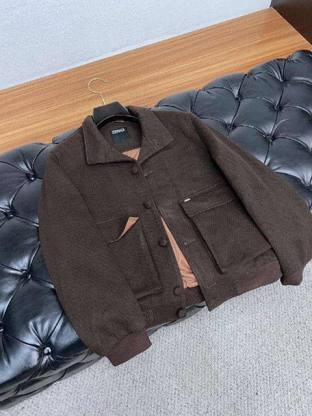 经典深蓝底料密布GUCCI标志性暗纹，粉蓝双色灵蛇蜿蜒游走，