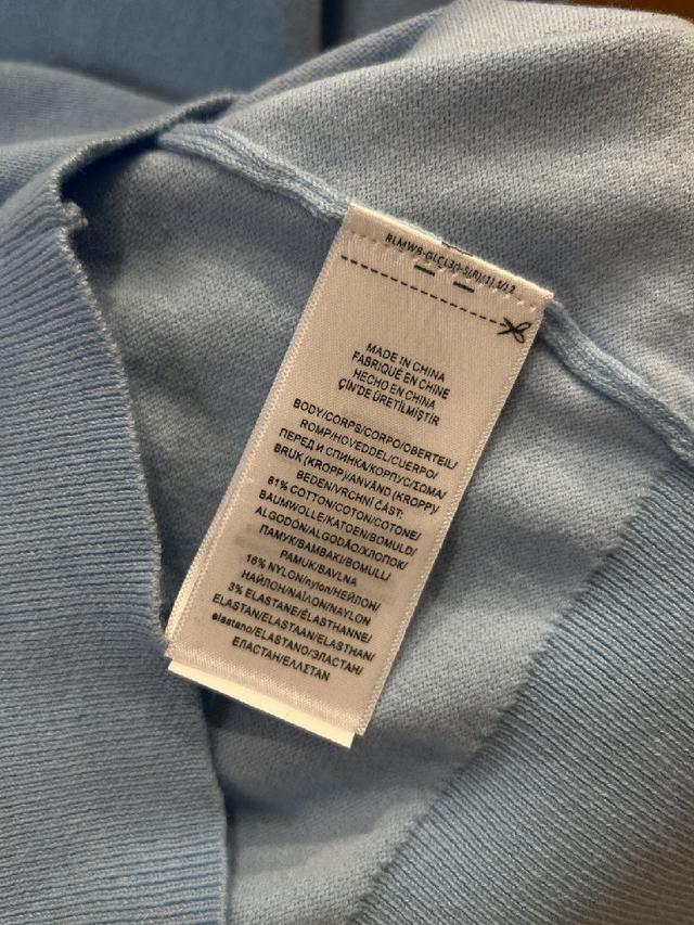 门襟采用单排纽扣开合，纽扣精致圆润，穿脱便捷且视觉整洁有序；左胸处绣有品牌标志性小马刺绣