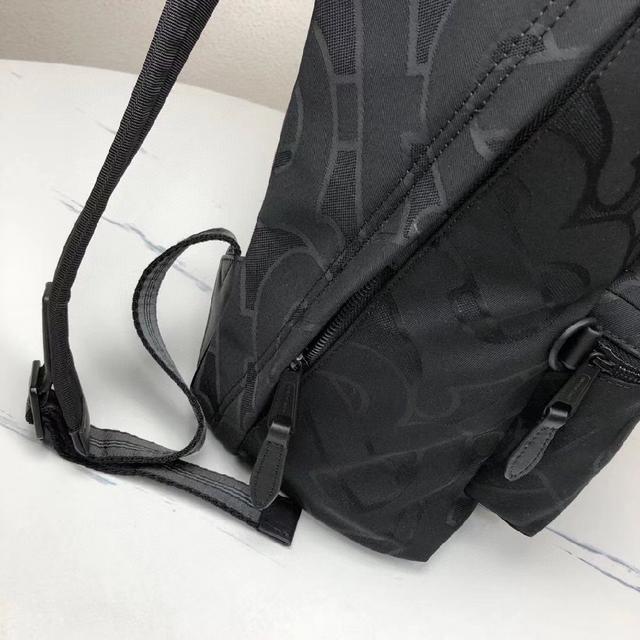 B家最新双肩包采用标志性格纹设计，搭配平滑皮革边饰