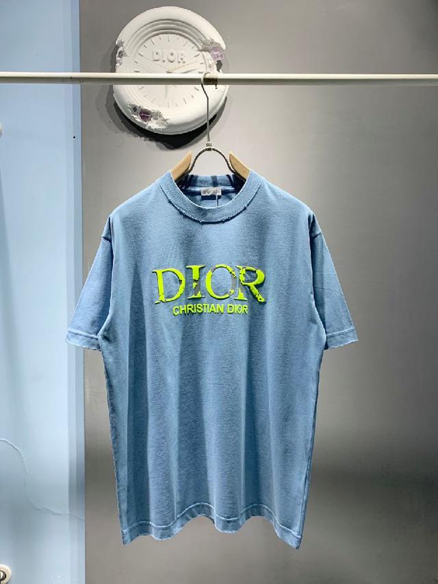 本款T恤采用全棉平纹面料打造，再洗水定型、磨破工艺