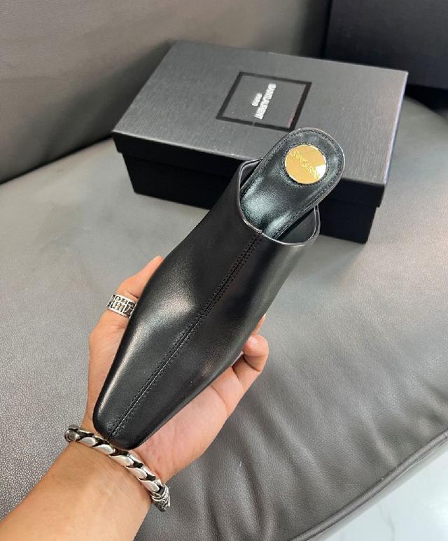 运动老爹鞋结合高科技透气材质与牛皮，侧面P家专属