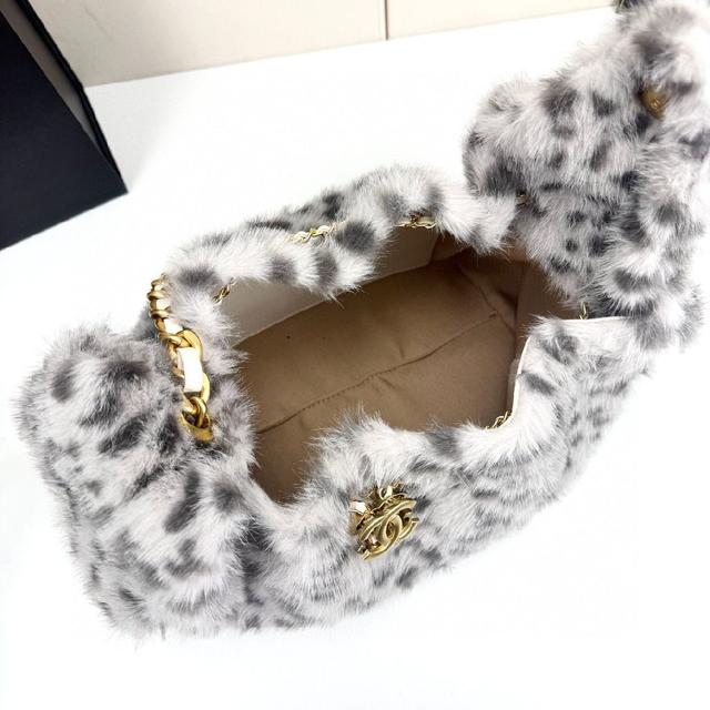 双C Logo搭配皮穿链，奢华又吸睛。