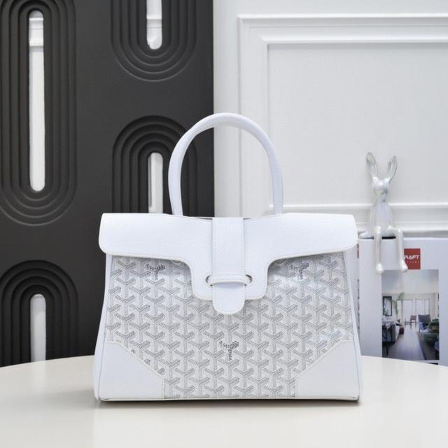 FÉŃĎI TOTE 托特包“阳光手提袋” 皮革简单字母LOGO设计