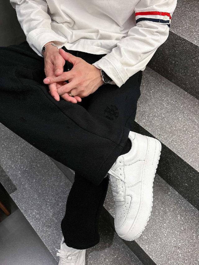 始祖鸟新款圆领长袖， 胸口袋压标logo干净舒适