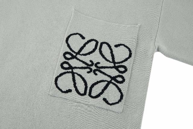 顺滑与垂坠感，贴身穿着如沐春风。少量锦纶加持下，