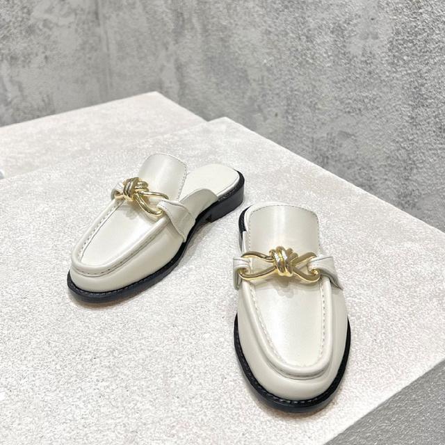 帅气时尚的代表马丁靴骑士靴靴筒Chanel字母点缀 低调