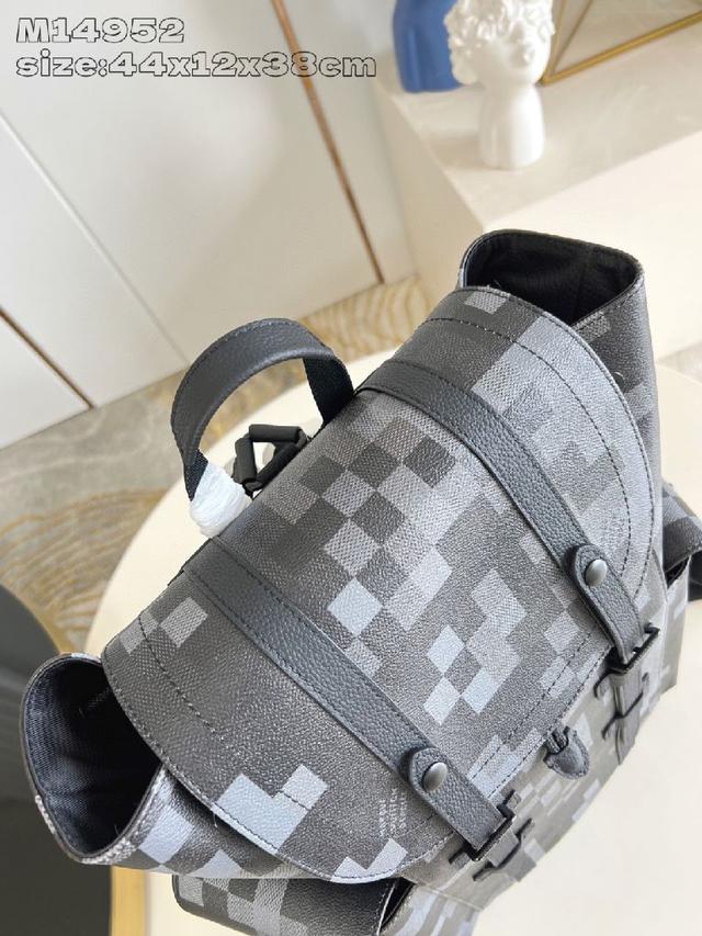 本款 Dopp Kit 盥洗袋以深邃 Damoflage Black 帆布搭