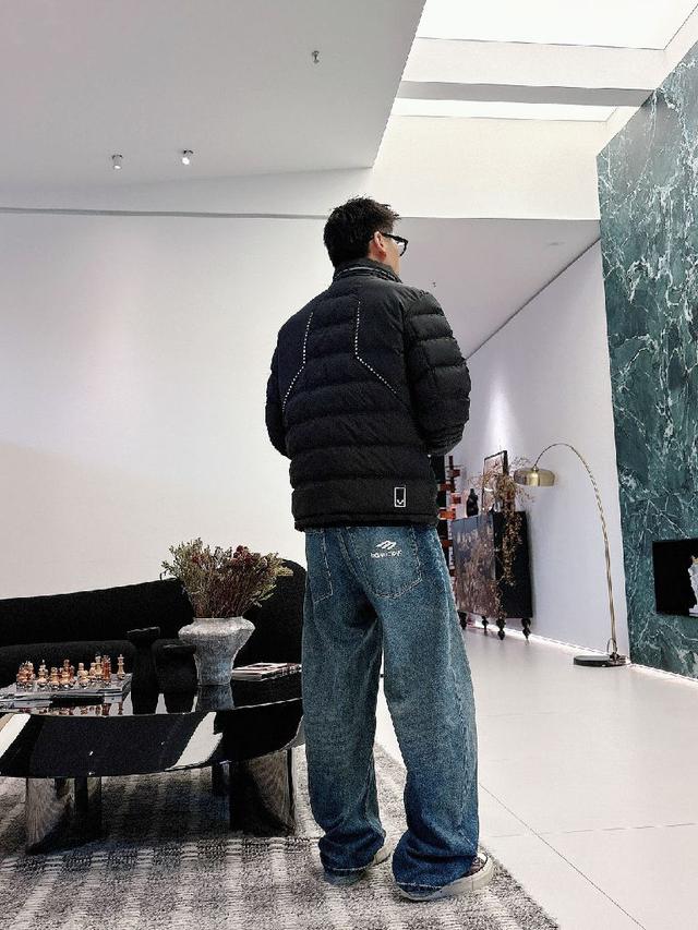 彰显Moncler的品牌精髓。款式演绎鲜明廓形，配有可拆卸兜帽和可调节下摆