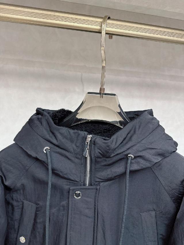 秋冬新款羽绒服。这款号称羽绒服届最贵的，全部90绒的