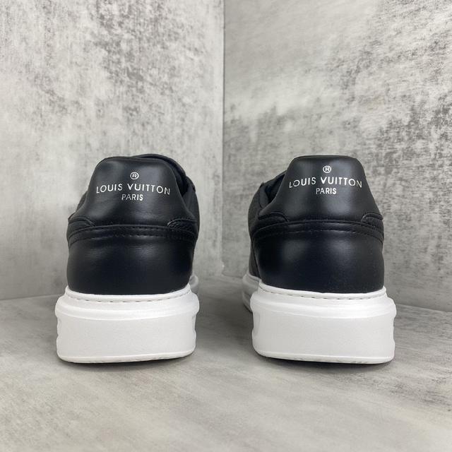 Louis Vuitton Beverly Hills运动鞋为柔软粒面小牛皮压印