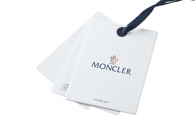 短袖款式，搭配经典圆领设计，整体走线平直细腻，面料舒适柔软，