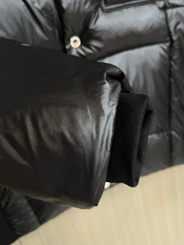 春冬新款羽绒服。这款号称羽绒服届最贵的，全部90绒的