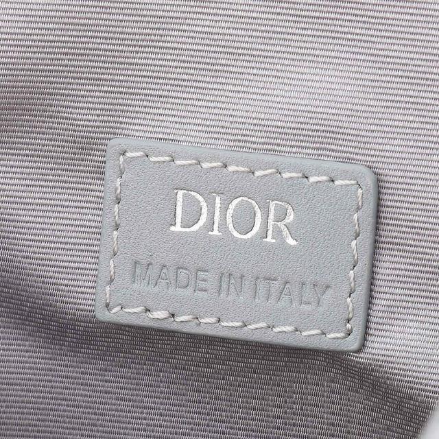 采用迪奥灰 CD Diamond 图案帆布精心制作，从 Dior 档案汲取灵感