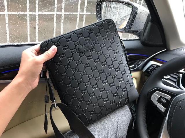 采用进口小牛皮 皮质柔软 手感超赞 配有LOGO手挽带