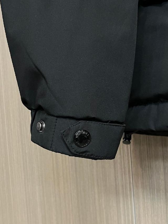 新款羽绒服。这款号称羽绒服届最贵的，全部90绒的