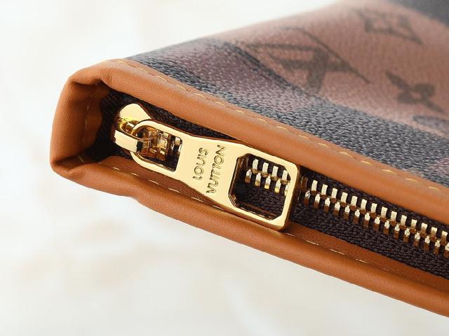 Monogram 帆布勾勒牛皮革饰边，于宽敞构型融入缤纷织物内衬。