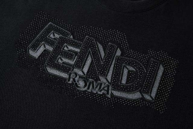 2025早秋系列选用沉敛的黑色、灰色与绿色调，巧妙点点缀雅致花卉刺绣