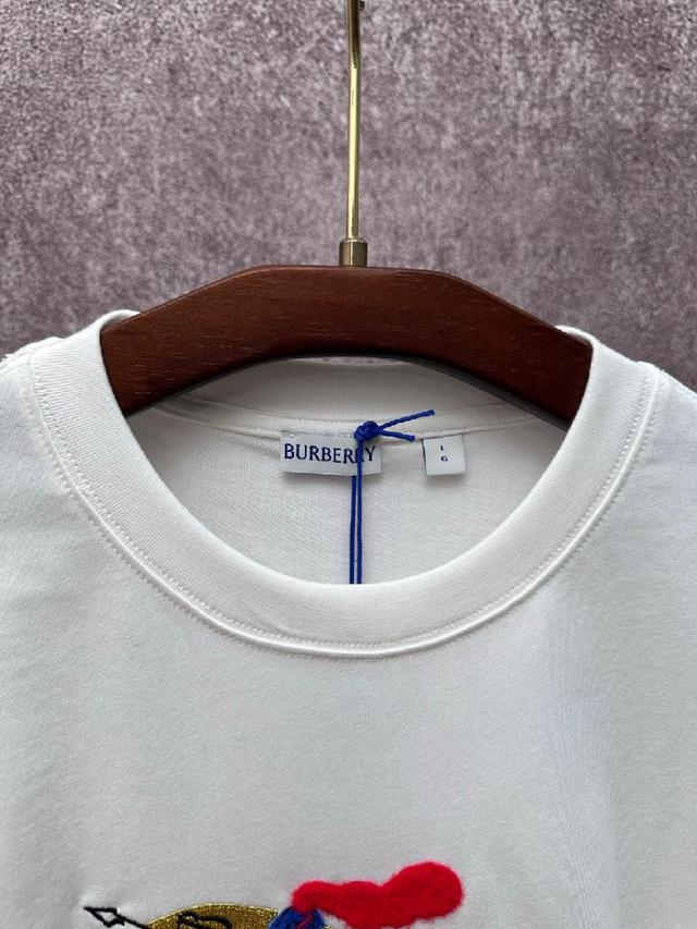 巴宝莉 2026马年骑士徽标多色短袖 本款T 恤衫选用轻盈