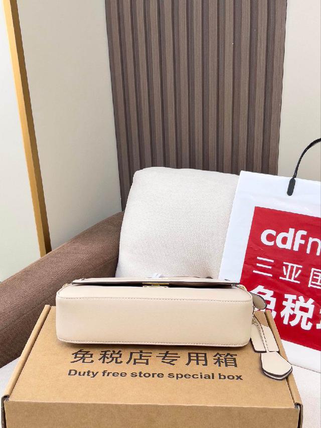 质感细腻耐用，搭配金属Logo，低调又高级。经典翻盖设计+可调节肩带