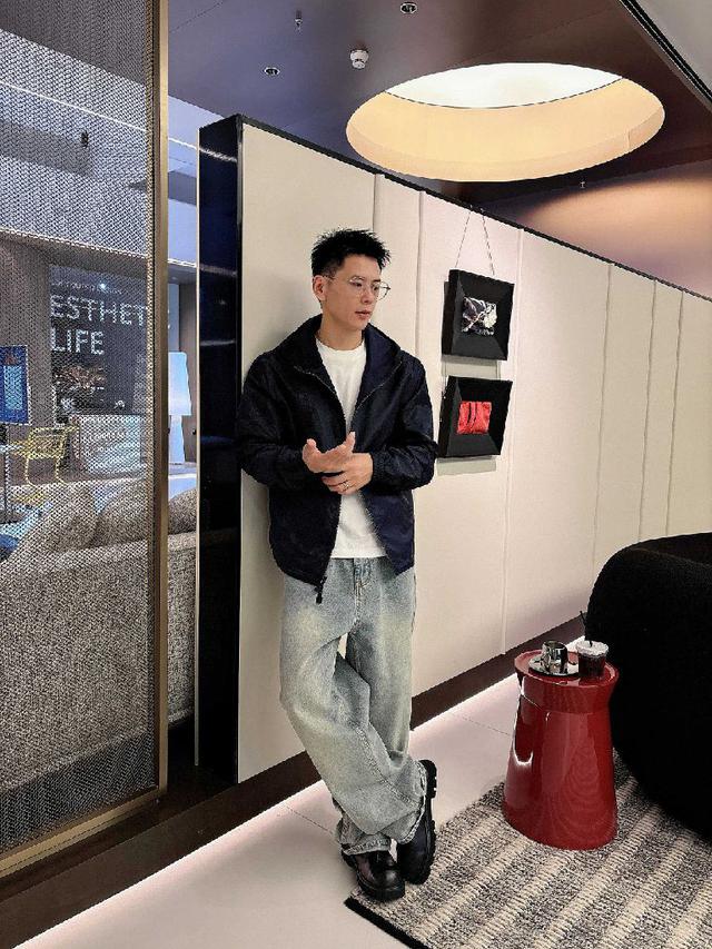 带隐藏帽，专柜定制面料 透气舒适度高，细节无可挑剔