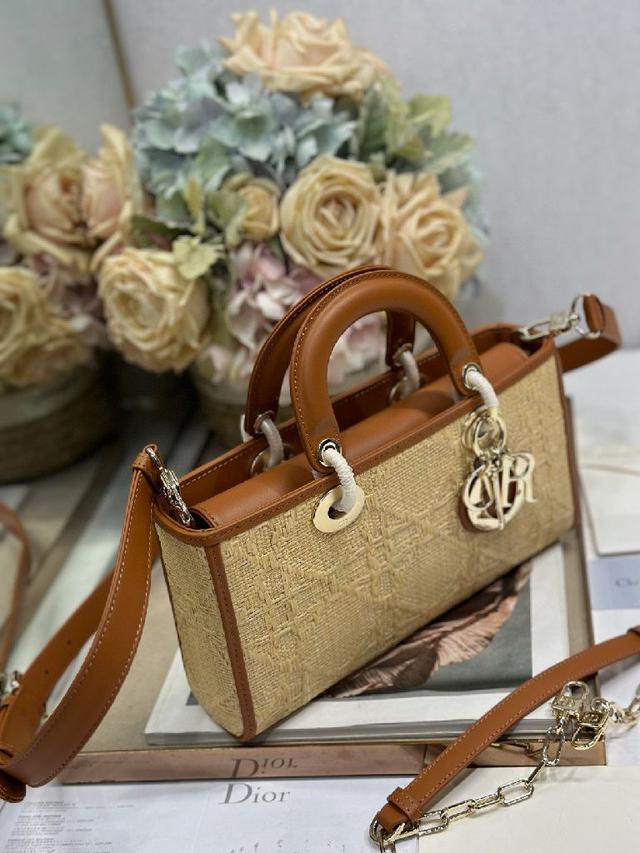 Lady Dior 手袋集中体现了 Dior 对典雅和美丽的深刻洞见。时髦典雅