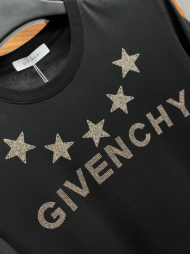 范思哲 25ss春夏新品水晶钻圆领短袖T恤，正面缀饰有进口