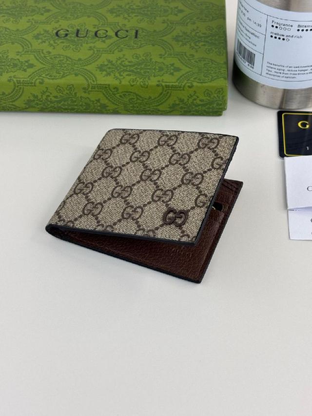 设计令点缀于包身的GG标识风采尽绽。这款钱包以啡色GG Supreme