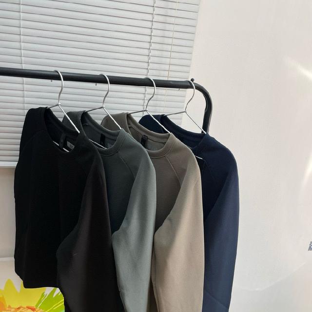 久穿不褪色不变形！叠搭一件圆领T恤，营造出层次感！