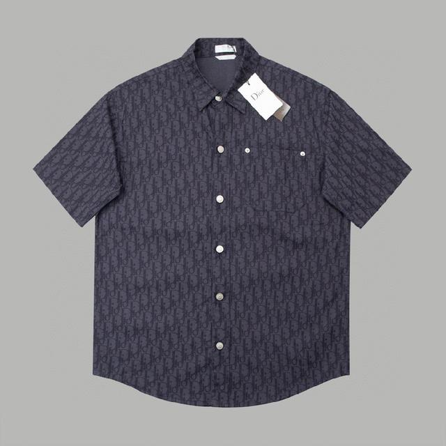 这款短袖衬衫设计实用，彰显工装美学。采用棉质牛仔布精心制作