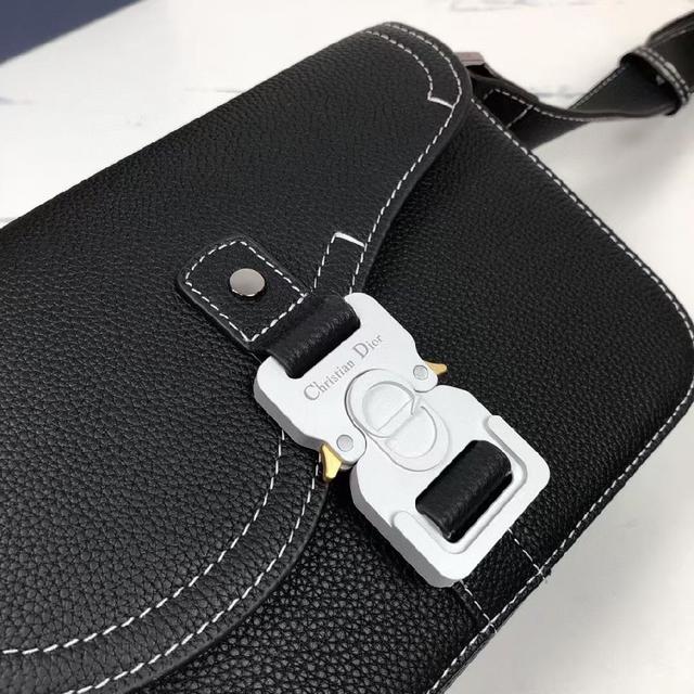 Dior尼龙和小牛皮，外部装饰镀钯黄铜“蜜蜂”和“DIOR”标志！内部热印Dior标志