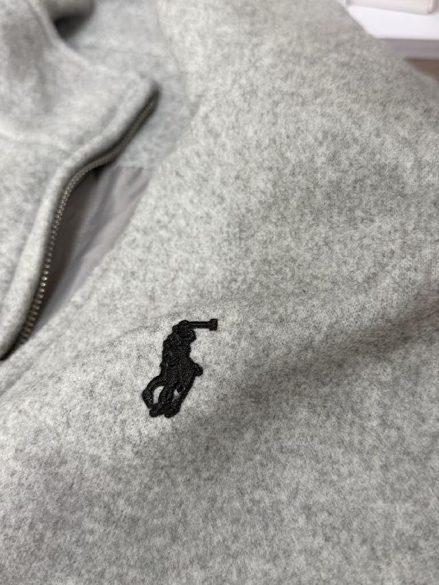 制金属双向拉链，开合顺滑。插肩袖剪裁，提升活动自由度，罗纹袖口与下摆