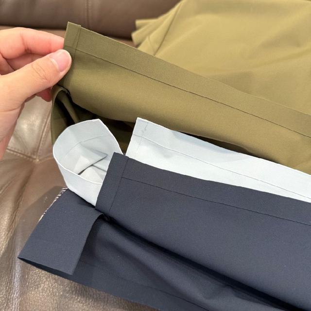 功能性口袋设计：胸前标志性拉链口袋，兼具实用性与辨识度