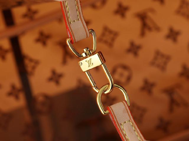 Monogram 帆布勾勒牛皮革饰边，于宽敞构型融入缤纷织物内衬。