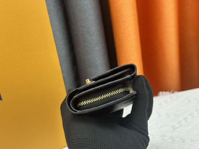 皮革压印经典 Monogram 图案。袖珍 S-lock 锁扣固定翻盖