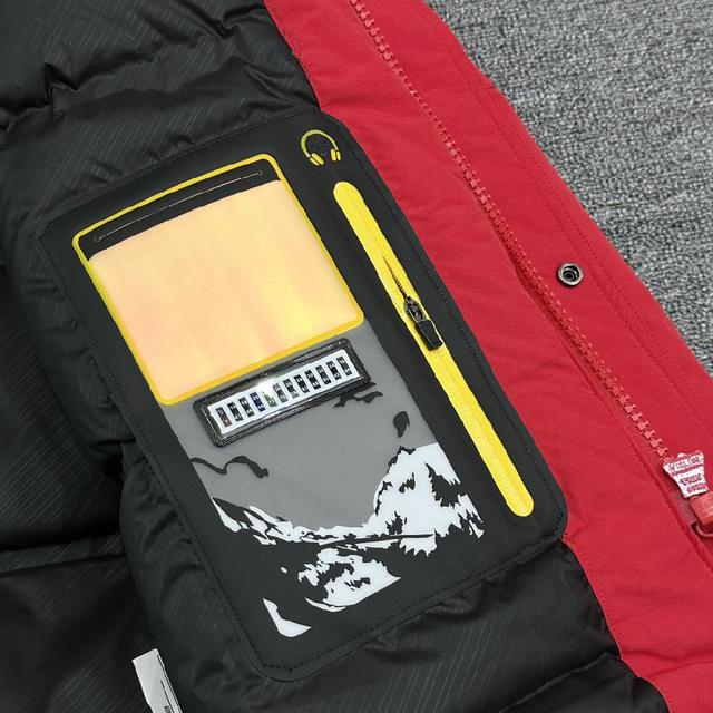 这款采用  GORE TEX 3L面料，内里拼接全压胶工艺，高密三合一科技型面料