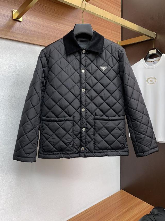 面料选用日本东丽公司订制面料（一线奢侈品成衣御用面料商）具备防水防风特性