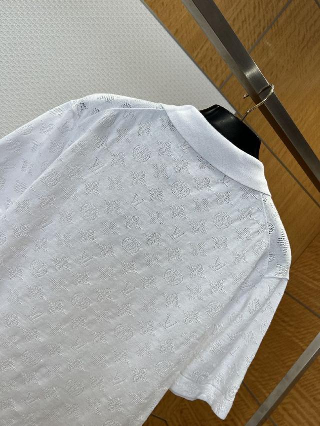 可自由调节开合度，既能塑造干练商务感，也能解锁休闲随性造型；袖口采用同面料收边设计，贴合手臂线条，