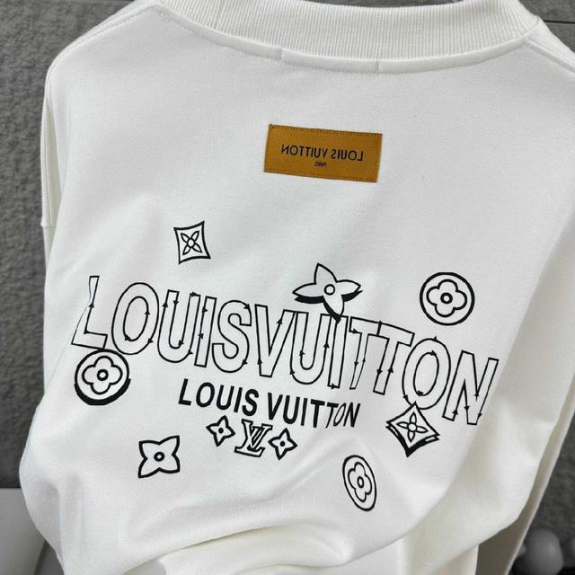 卫衣采用320g多支纱线纺织工艺 手感厚实 全棉面料 透气舒适 顶级质感