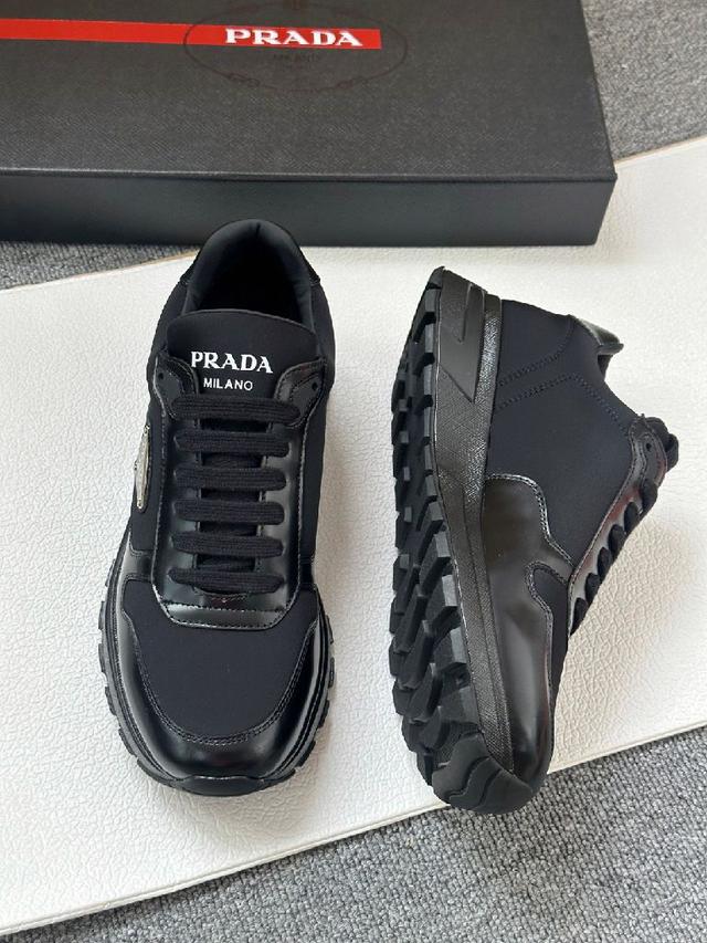 普拉达 意大利旗舰店版 领先国内专柜，进口牛皮