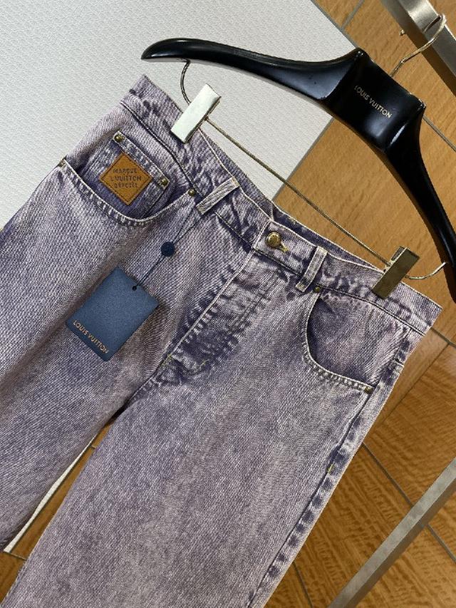 衣身多口袋工装版型搭配立体贴袋设计，袋口辅以黄铜铆钉加固，工艺细腻扎实，