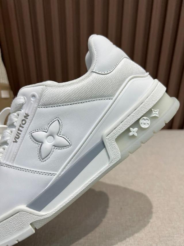 Trainer Maxi将成衣系列的宽松廓形引入VirgilAbloh笔下的Trainer设计