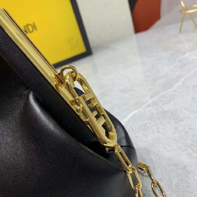 设计师Kim Jones主导下，设计的第一款Fend1，颠覆了以往的包型