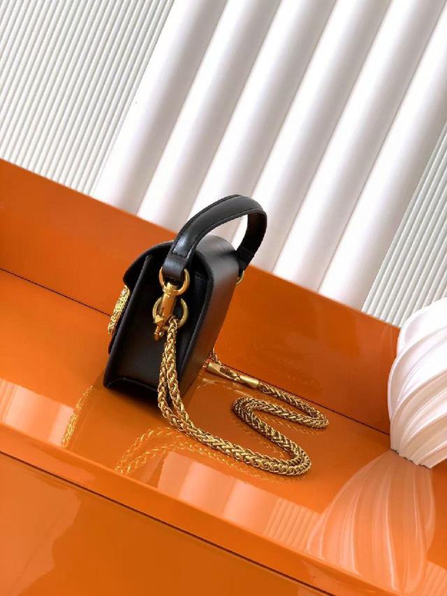 层次感强比以往的经典菱格纹更大，更简约，整个25n都体现了女性可爱帅气