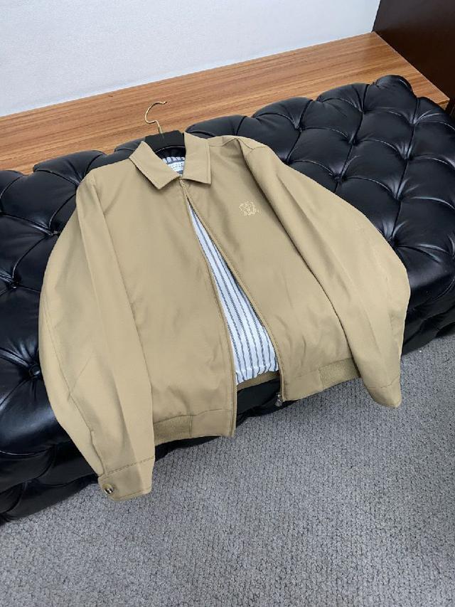 简约百搭款，胸前精致刺绣字母logo，定制原版面料，不仅挺括