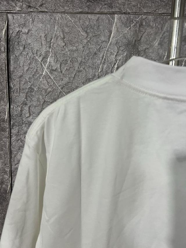 正面的晕染椰林图案是视觉焦点，采用了直喷网点渗透印花工艺