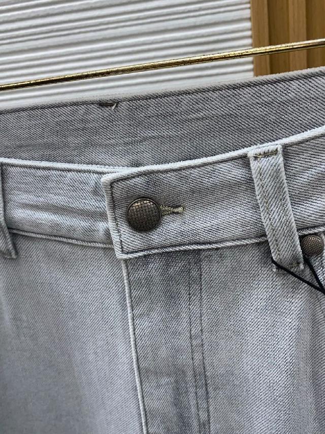 都市风十足 采用精纺纯棉面料手感软糯干爽，上身效果挺括有型。