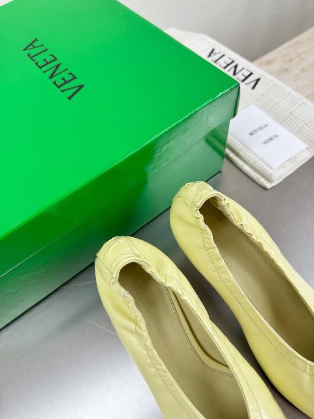 大底选用意大利真皮大底 运用轻染工艺 对标对版