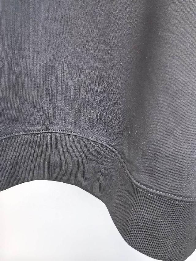 召唤摩登新意，造就不同以往的概念化图案，为传统棉质T恤注入丰盈内涵