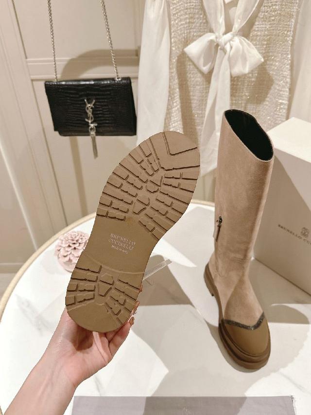 长靴BrunelloCucinelli 源自乐福鞋的经典灵感定义了这款新