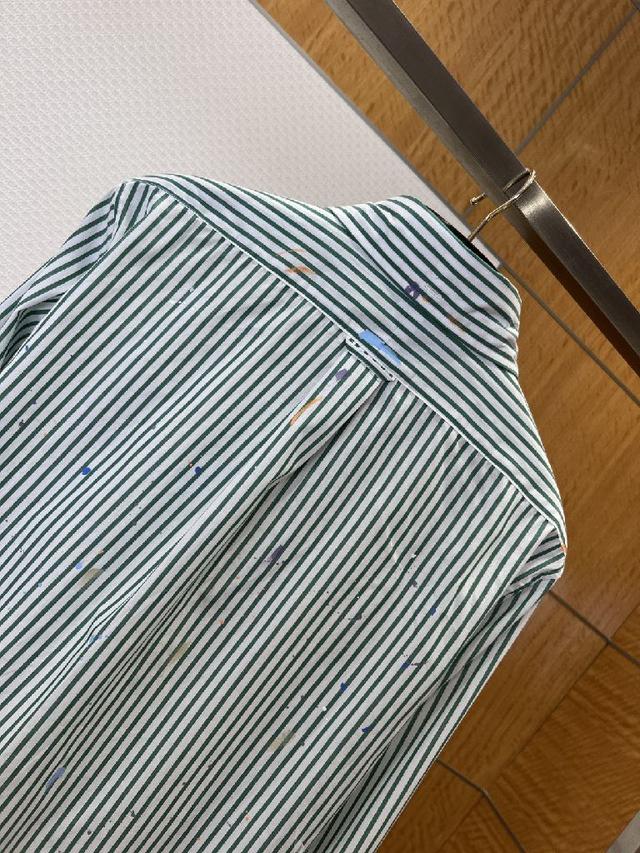 修饰颈部线条，利落显瘦且适配多种叠穿造型，既能单穿彰显随性，也能内搭衬衫打造通勤质感；